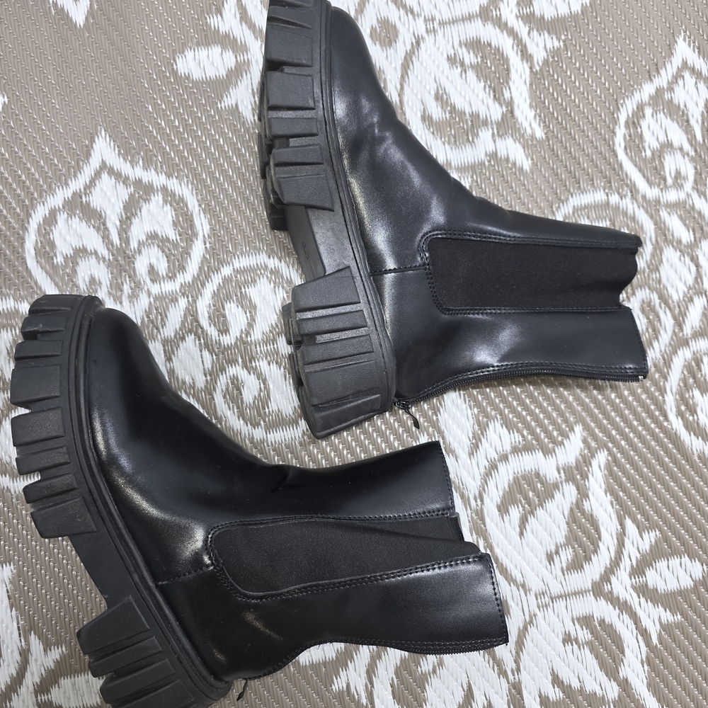Black Chunky Chelsea Boots